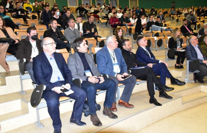 Το κατάμεστο αμφιθέατρο της Σχολής