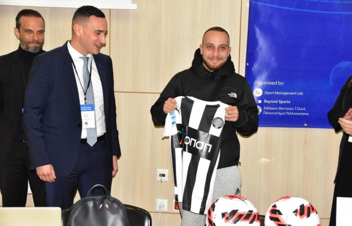 Απονομή φανέλας σε νικητή διαγωνισμού