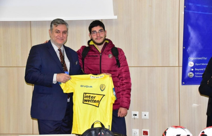 Απονομή φανέλας σε νικητή διαγωνισμού