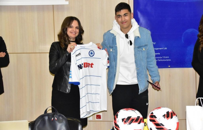 Απονομή φανέλας σε νικητή διαγωνισμού