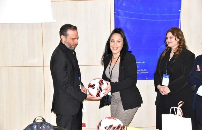 Απονομή μπάλας σε νικήτρια διαγωνισμού