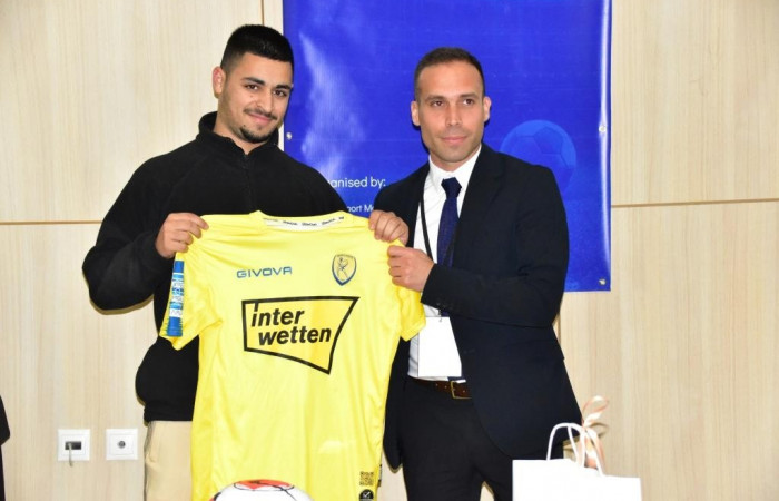 Απονομή φανέλας σε νικητή διαγωνισμού